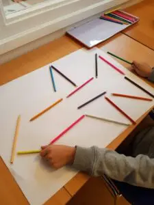 Onderwijs zorg gekleurde potloden